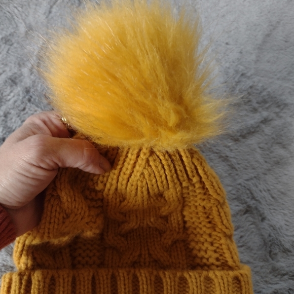 EUC Vince Camuto Knit Pom Beanie - Picture 4 of 7